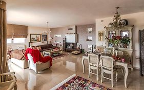 Villa Neraida - Panoramic Lake View Retreat